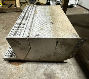 2000 FREIGHTLINER FLD Battery Box